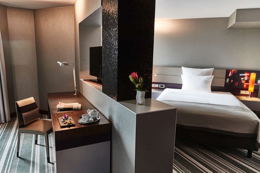 Steigenberger Airport Hotel, Frankfurt, Germany - Junior Suite, Bedroom