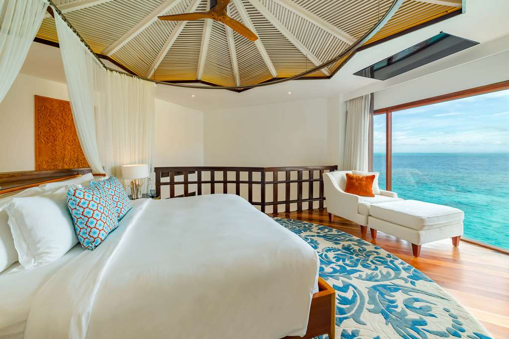 OZEN RESERVE BOLIFUSHI Ocean Pool RESERVE Sunset with Slide BR Master Bedroom