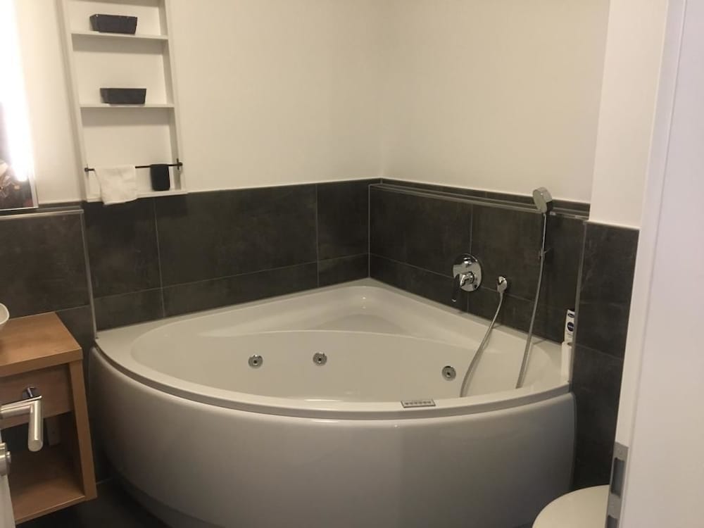 Jetted tub