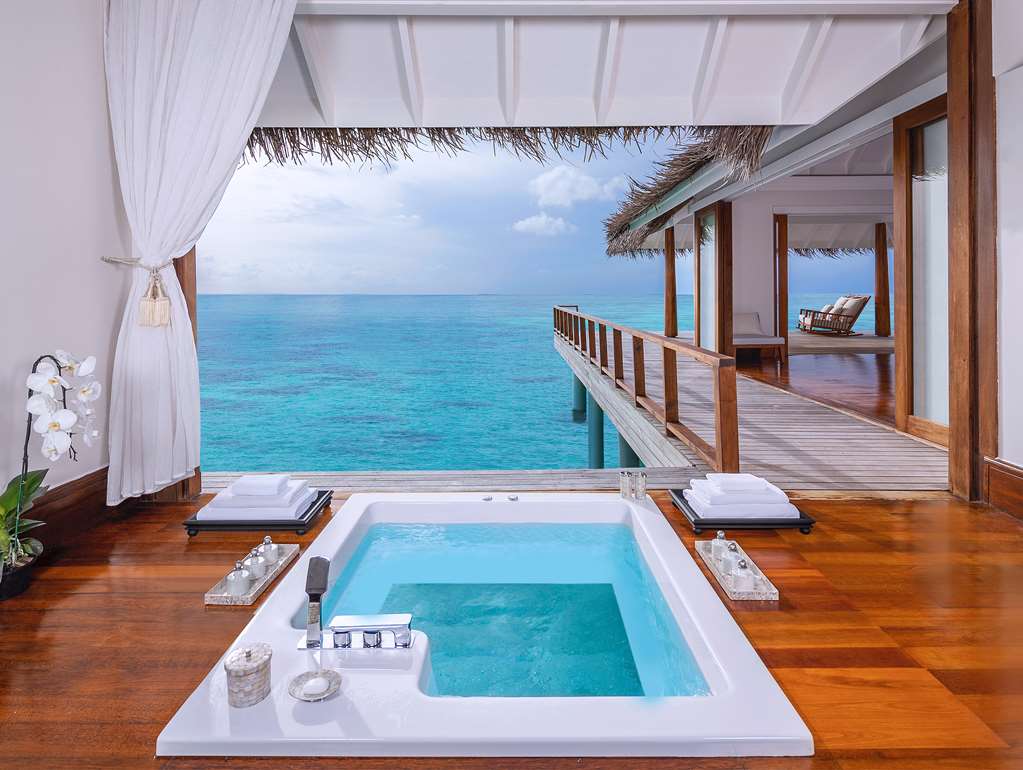 Anantara Kihavah Two bedroom Sunset Over Water Pool Residence bathroom view