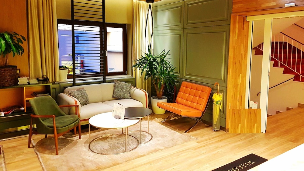 Lobby lounge