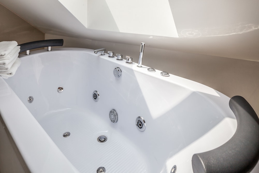 Jetted tub
