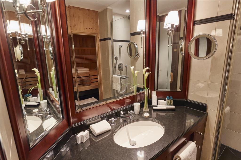 Deluxe Suite Bathroom