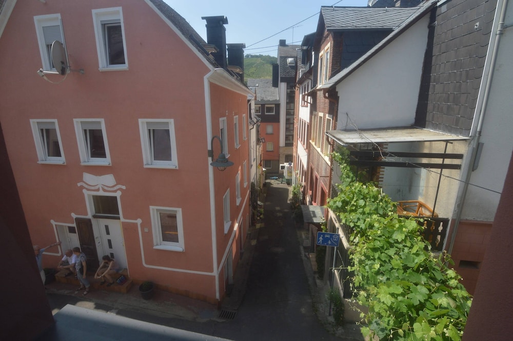 Lovely Modern Apartment Near the Mosel Shops and Restaurants