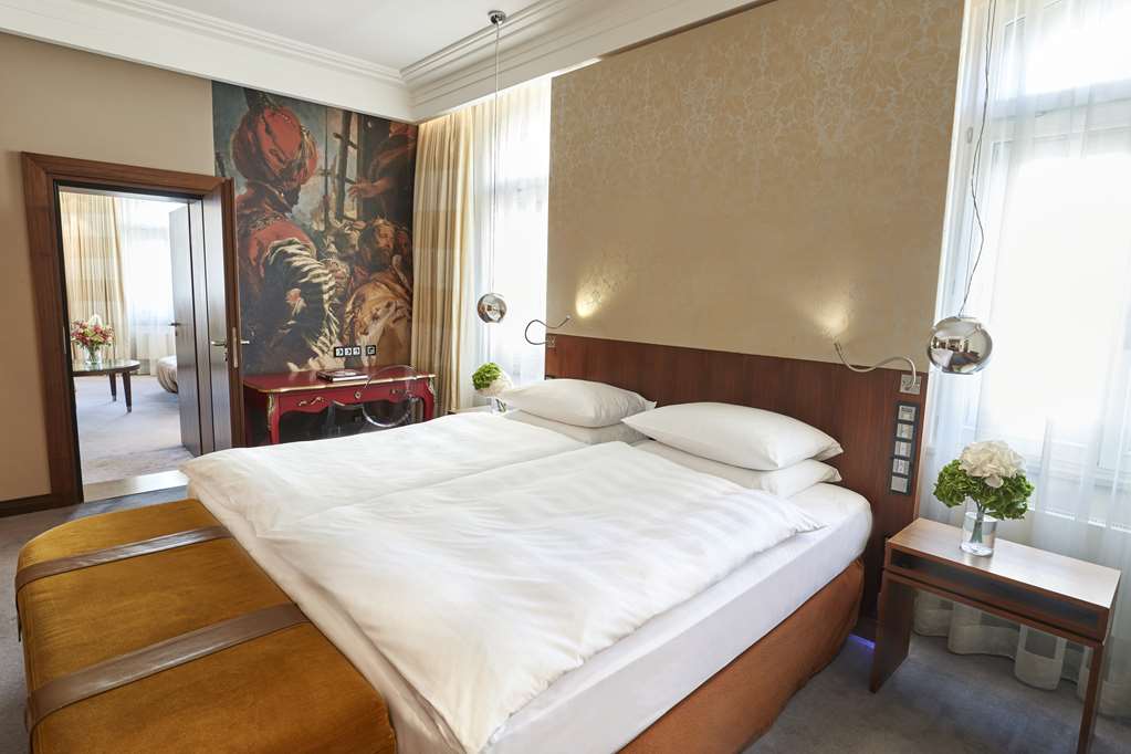 KIMUC1_Executive Two Bedroom Suite_6.jpg