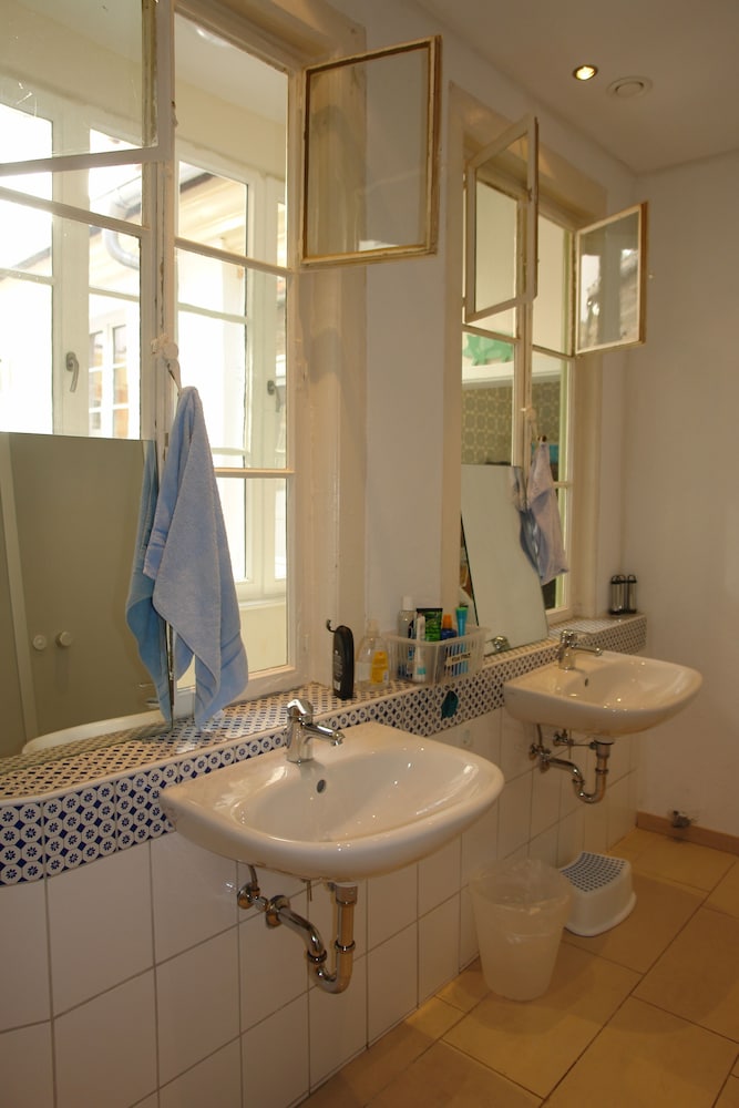 Bathroom sink