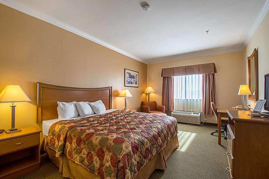 Days Inn by Wyndham Copperas Cove - photo 3