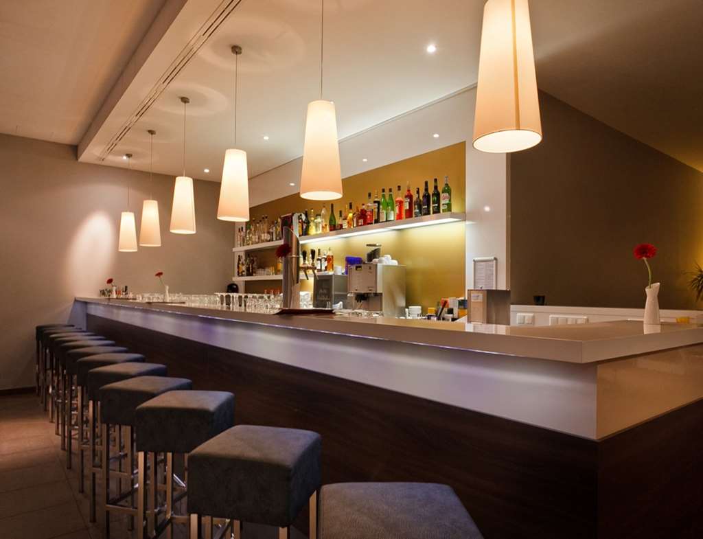 LOBBY BAR