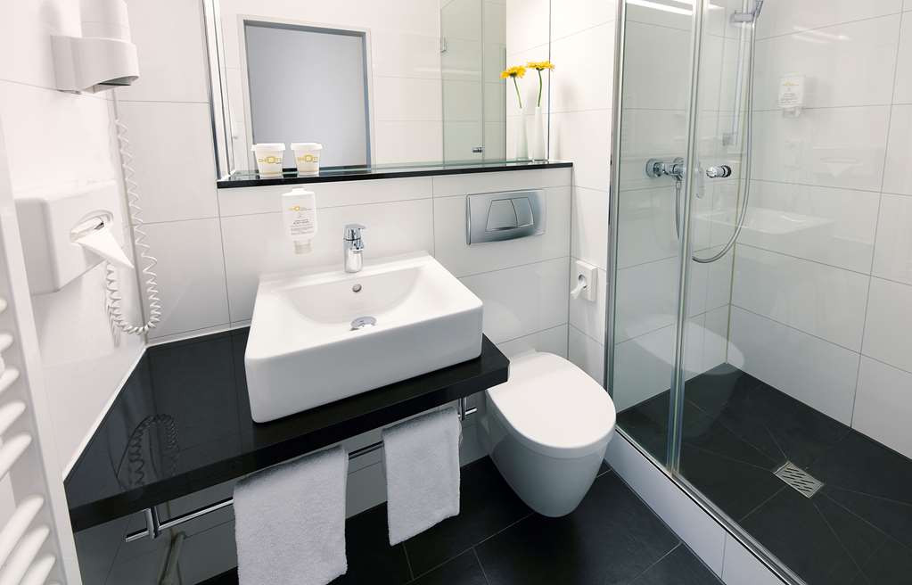 Business Single, Double & Twin Room Bathroom