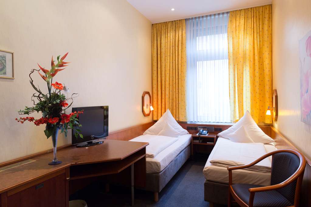 Twin bed room TOP Hotel Amberger Wuerzburg
