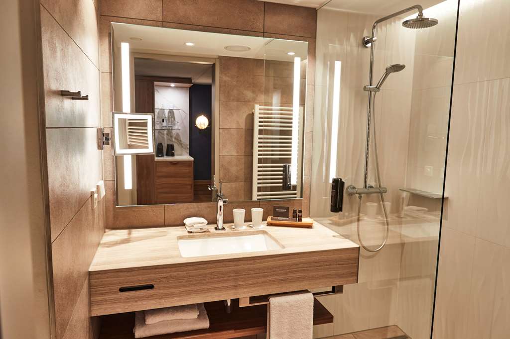 Steigenberger Hotel Hamburg - Standard Superior Room Bathroom
