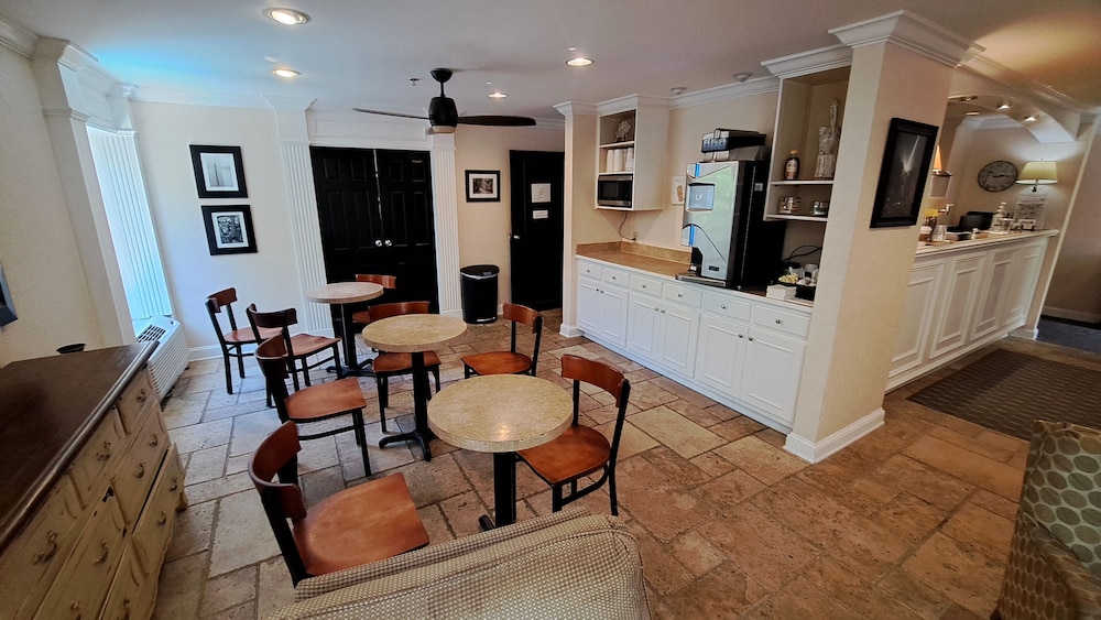 Saint Simons Inn by the Lighthouse - photo 4