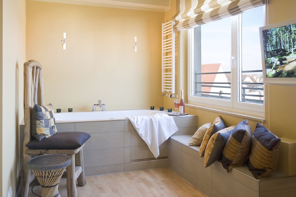 Jetted tub