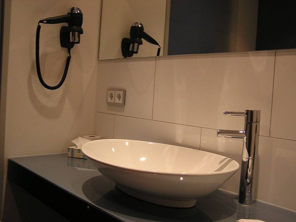 Bathroom sink