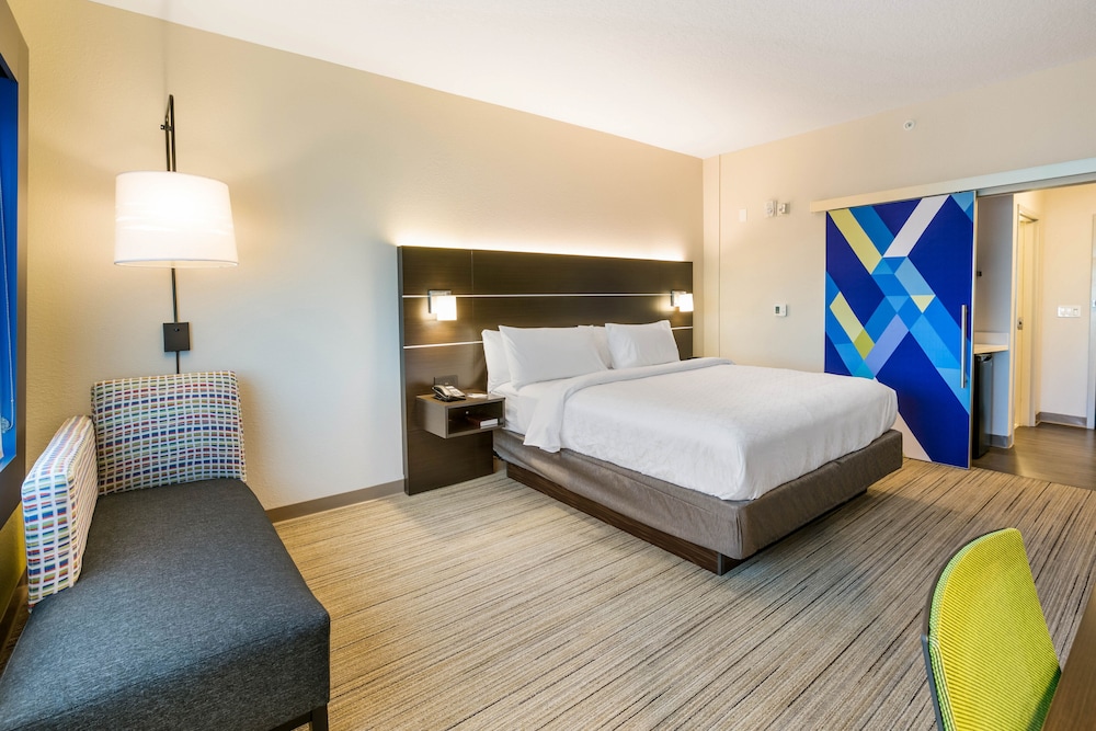 Holiday Inn Express & Suites Jacksonville Town Center an IHG Hotel - photo 4