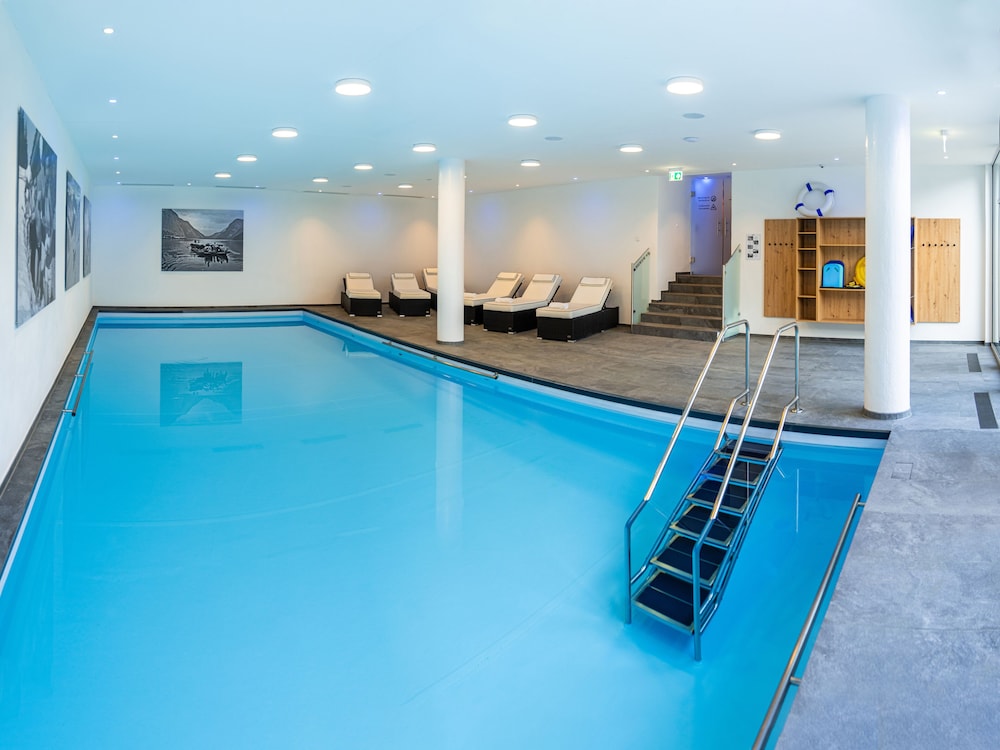 Exercise/lap pool