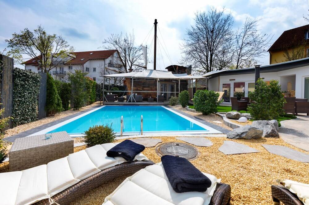Indoor/outdoor pool