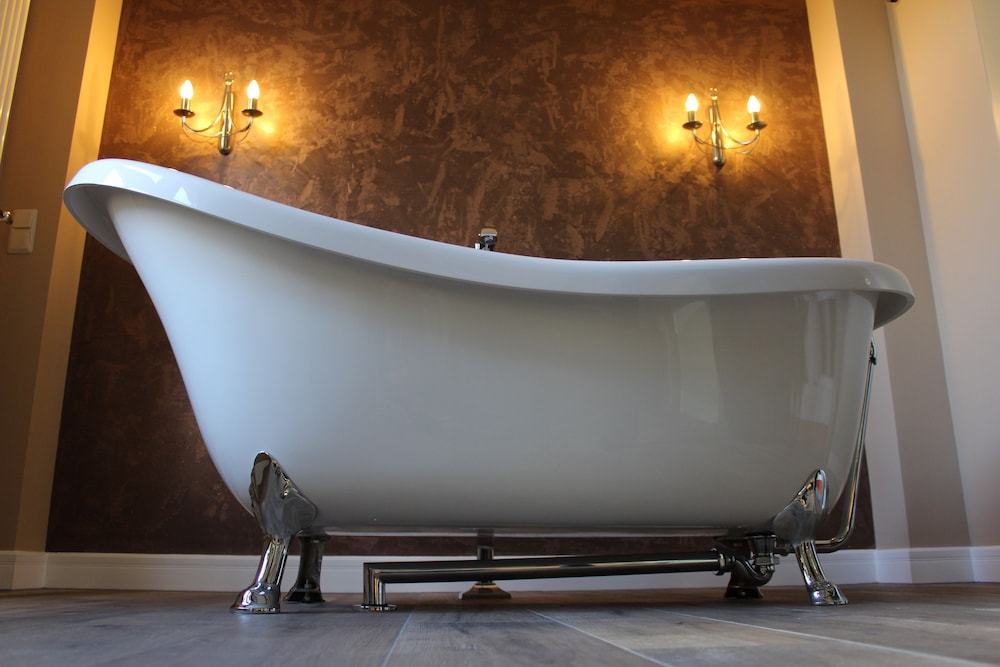 Deep soaking bathtub