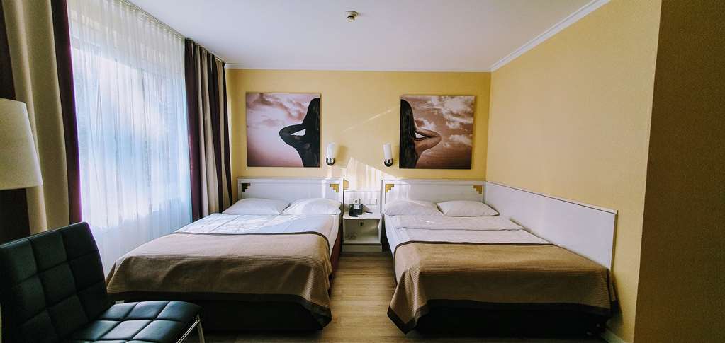 ca. 28m², 2x queensize beds(140x200cm), free coffee and tea facilities, flat screen, minibar, chair and table