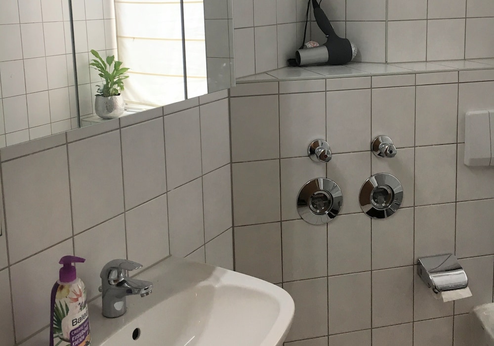 Bathroom sink