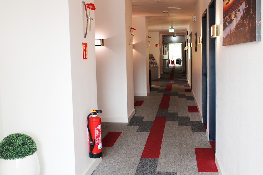 Handrails in hallways