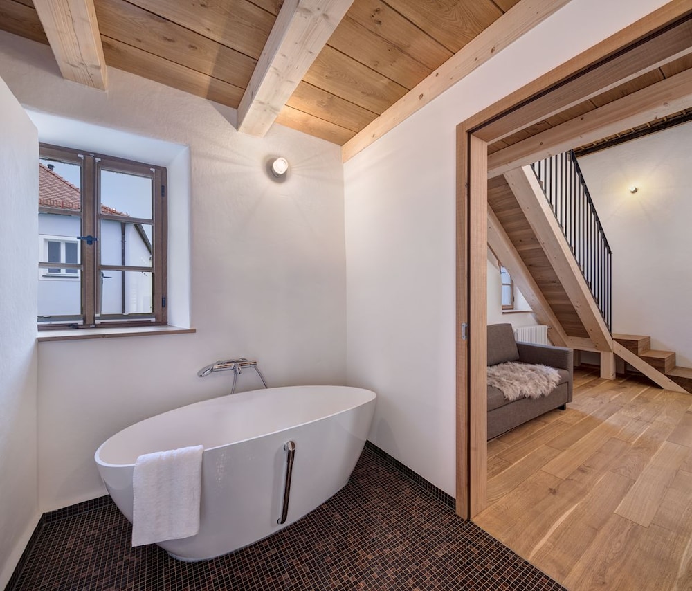 Deep soaking bathtub
