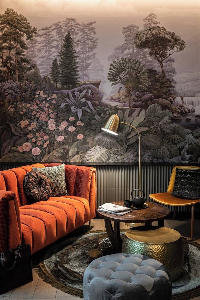 Lobby lounge