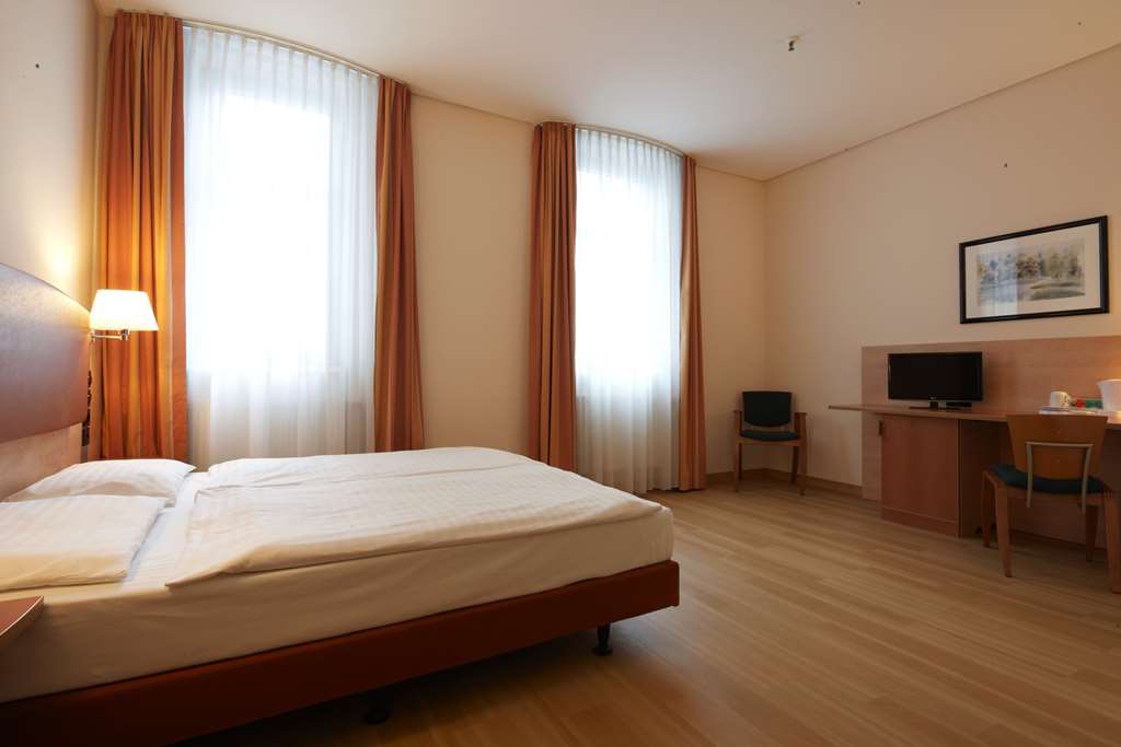 IntercityHotel Berlin Ostbahnhof, Germany - Handicappes accessible room
