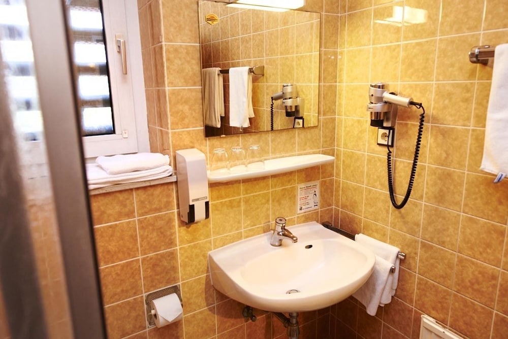 Bathroom sink