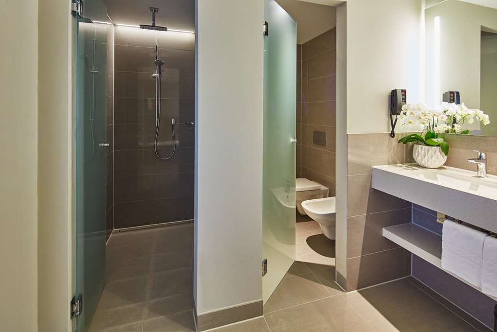 Steigenberger Hotel Am Kanzleramt, Berlin, Germany - Suite bathroom