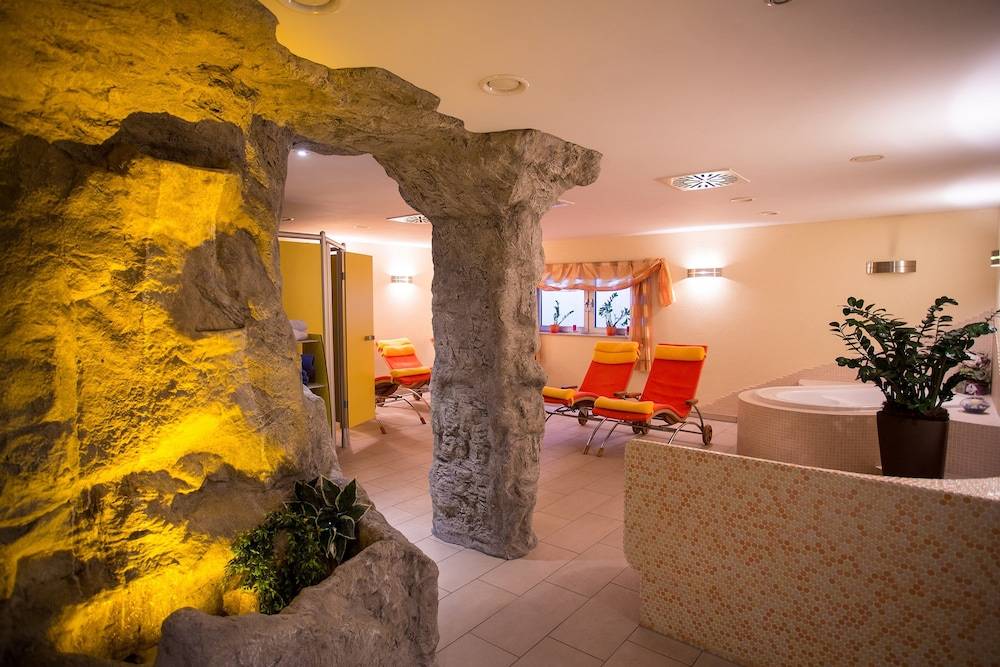 Indoor spa tub