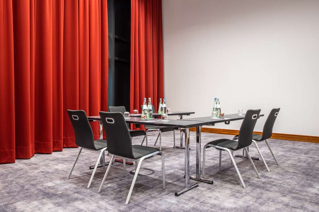 Exchange meeting room with U-shape setup