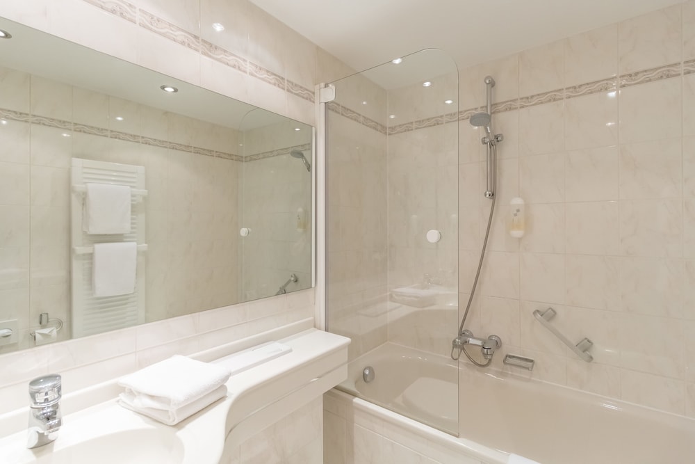 Deep soaking bathtub