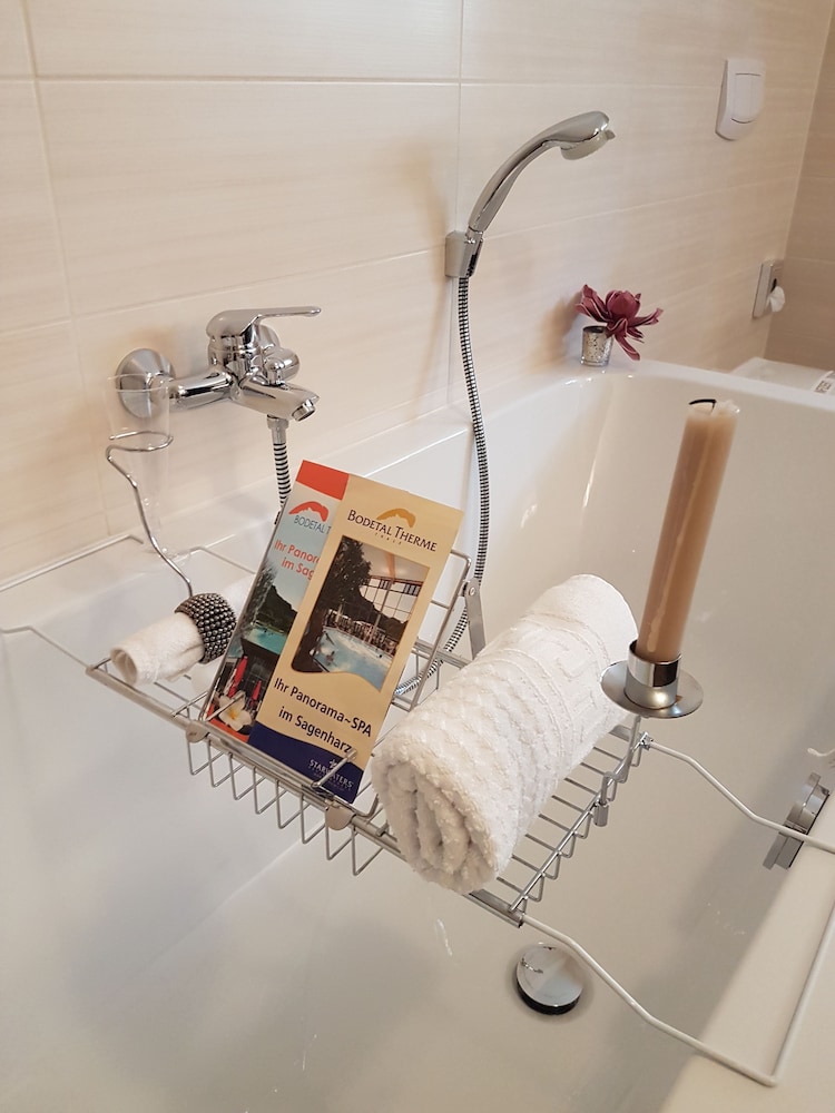 Deep soaking bathtub