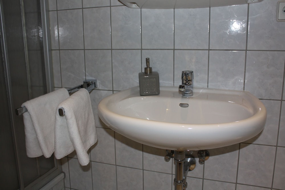 Bathroom sink