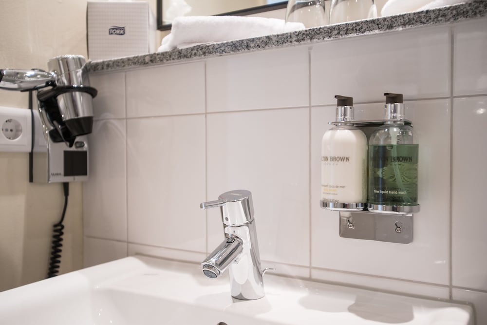 Bathroom sink