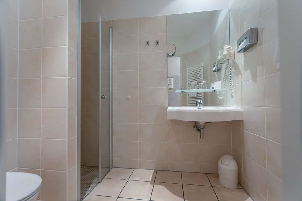 Bathroom Single room_TOP VCH Hotel Albrechtshof Berlin