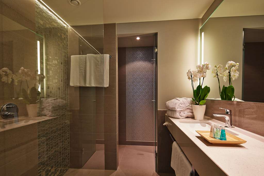 Steigenberger Hotel Am Kanzleramt, Berlin, Germany - Superior room / bathroom