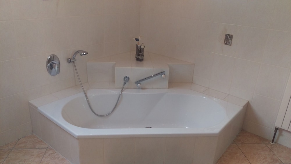 Deep soaking bathtub