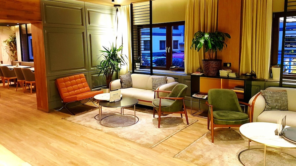 Lobby lounge