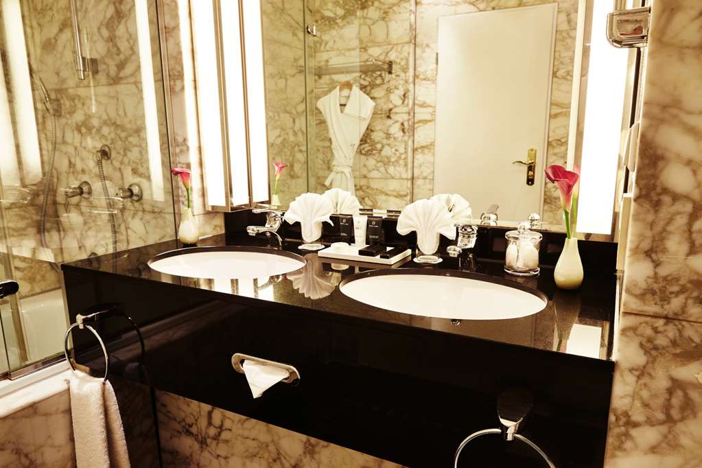 Steigenberger Frankfurter Hof, Frankfurt, Germany - Deluxe room, bathroom