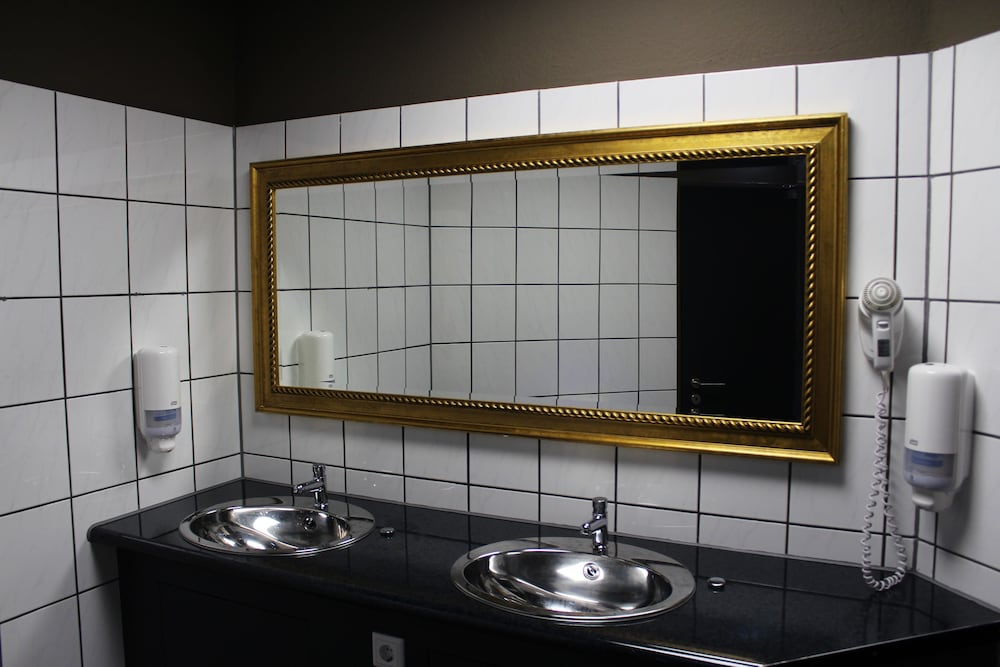 Bathroom sink