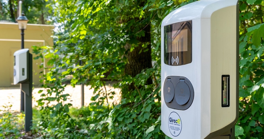 Electric vehicle charging station