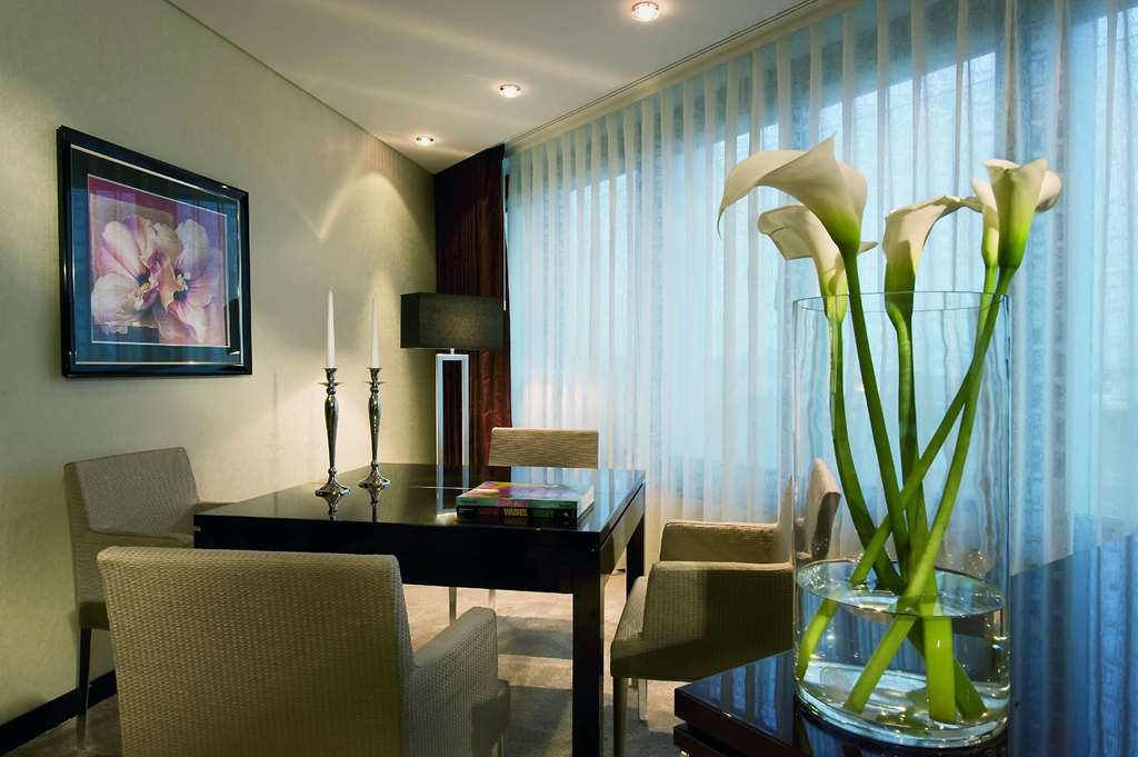The Junior suites are located on the 2nd to the 7th floors. They have a size of 50 sq.m. and are furnished with an elegant living and work area, bedroom and a large marble bath. Some are equipped with a kitchenette.