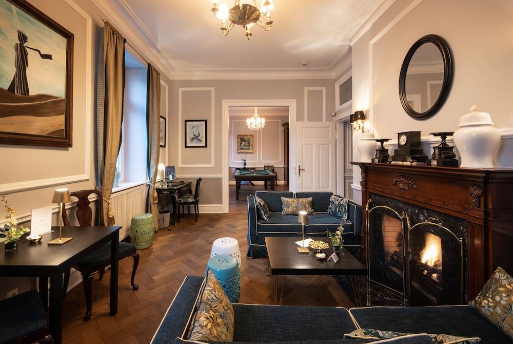 Lobby lounge