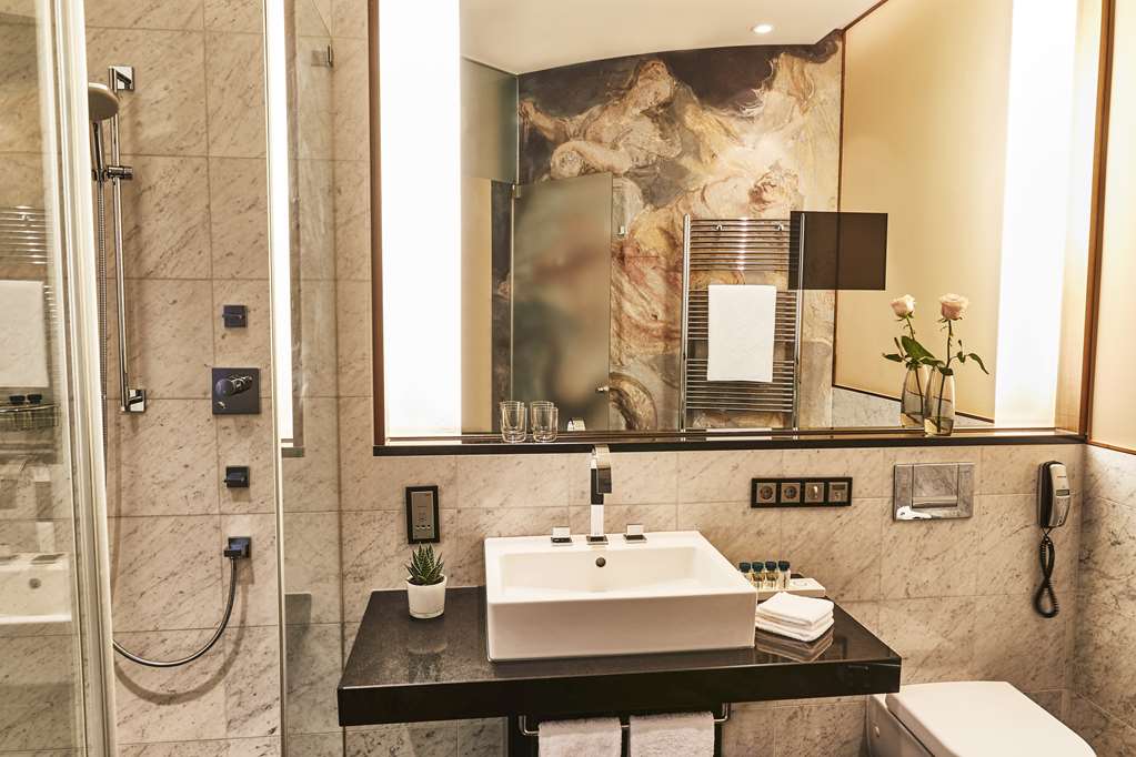 MUC1__Deluxe Double Room 1.jpg