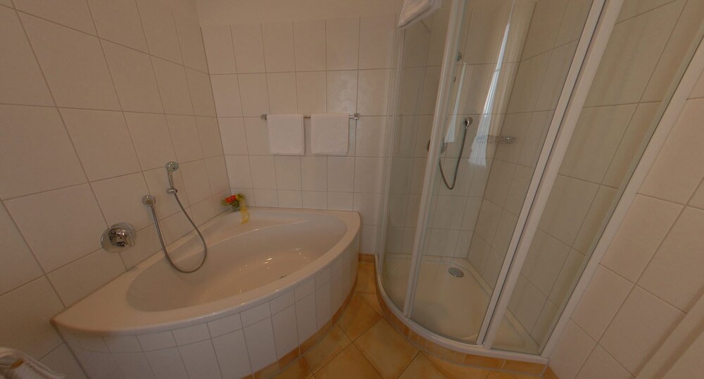Deep Soaking Bathtub