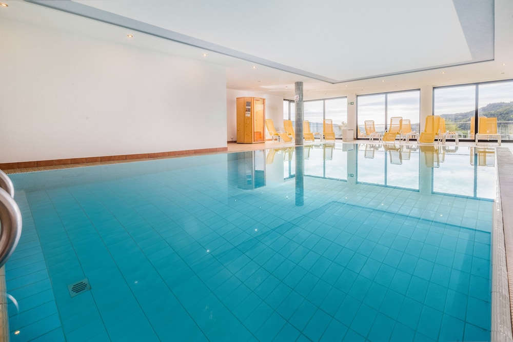 Exercise/lap pool