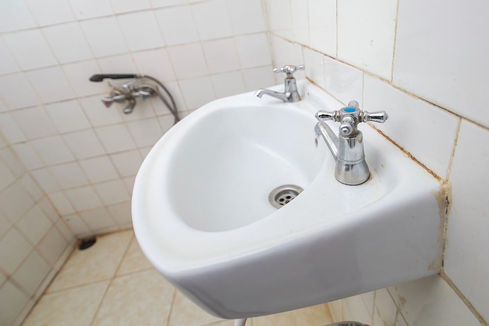 Bathroom sink
