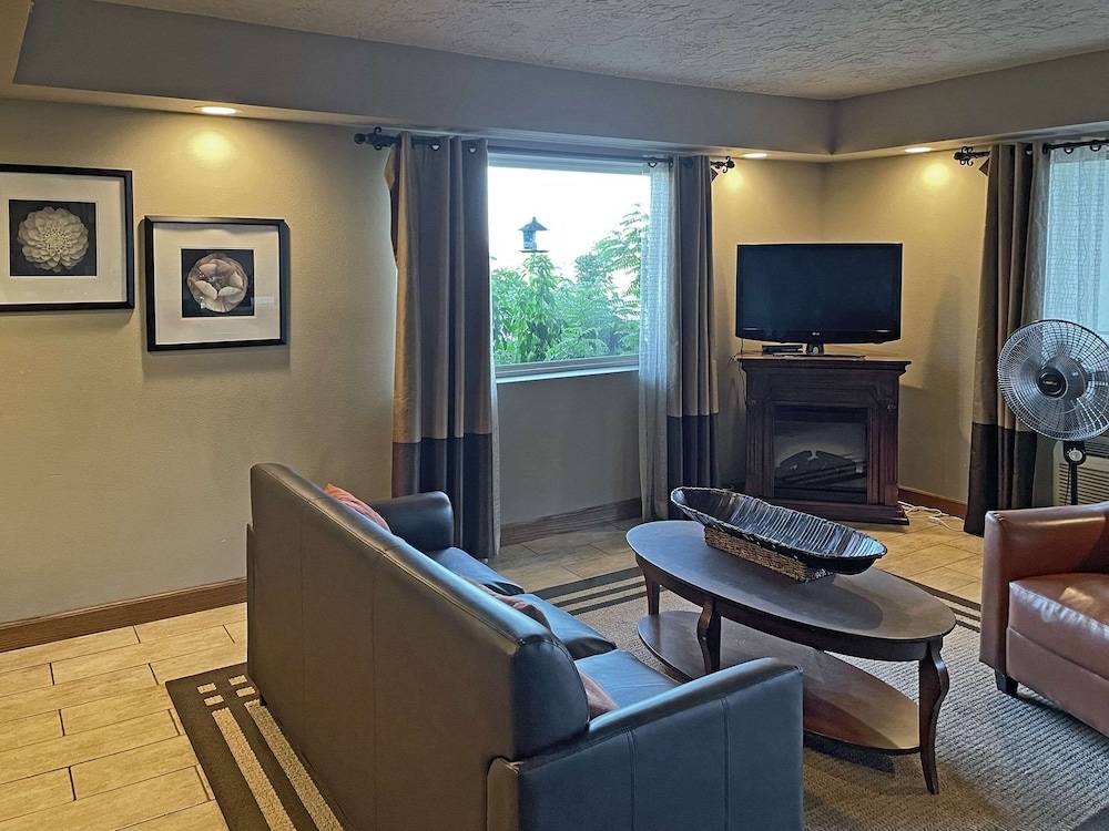 Quality Inn Clinton North - photo 2